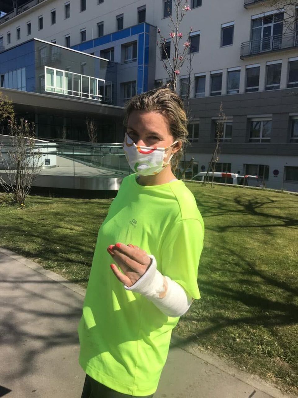 Christiane Tauzher mit gebrochenem Finger Christiane Tauzher mit gebrochenem Finger