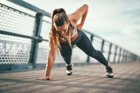Corona: Eine Frau macht Sport