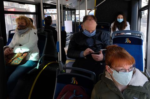 Coronavirus: Fahrgäste mit Atemmasken