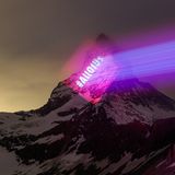 Eines der an den Berg projezierten Hashtag-Begriffe: #AlOfUs