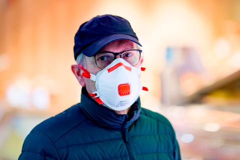 Ein Mann mit einer FFP-Maske