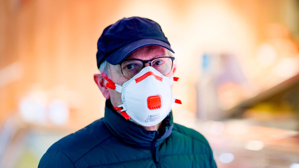 Ein Mann mit einer FFP-Maske