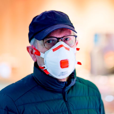 Ein Mann mit einer FFP-Maske