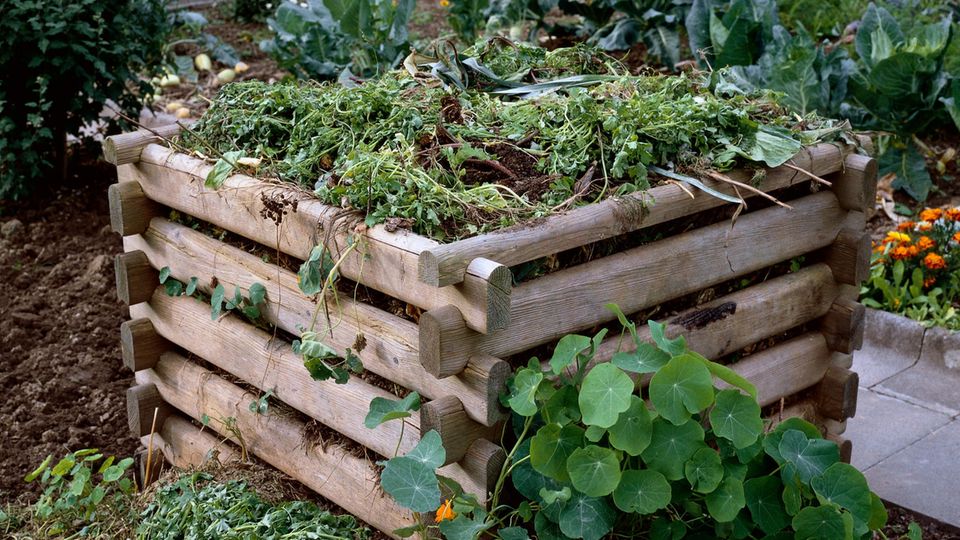 Kompost richtig anlegen: Ein mit Gartenabfällen gefüllter Kompost