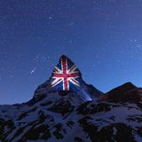 Die Projektion am Abend des 10. April mit Symbolcharakter: Neben Vater und Sohn Peter Taugwalder aus Zermatt standen Engländer am 14. Juli 1865 als erste Menschen auf dem Gipfel.