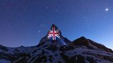 Die Projektion am Abend des 10. April mit Symbolcharakter: Neben Vater und Sohn Peter Taugwalder aus Zermatt standen Engländer am 14. Juli 1865 als erste Menschen auf dem Gipfel.
