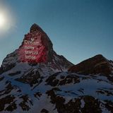 Zum Abschluss diese Message vom Matterhorn: Dream now - travel later. Mehr in den nächsten Nächten unter www.zermatt.ch/hope