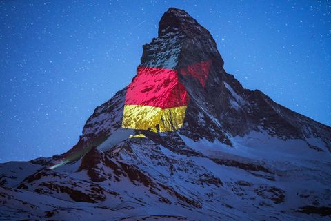 Kunstaktion in den Alpen: Lichtkunst am Matterhorn: Dieser Berg leuchtet nachts in den buntesten Farben