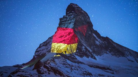 Kunstaktion in den Alpen: Lichtkunst am Matterhorn: Dieser Berg leuchtet nachts in den buntesten Farben