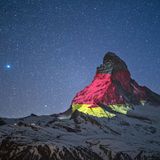 Bild 1 von 10 der Fotostrecke zum Klicken: Tutti deutsch - so farbig zeigte sich das Matterhorn am 14. April: links die Ostwand und rechts im Schatten die Nordwand.