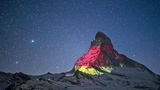Bild 1 von 10 der Fotostrecke zum Klicken: Tutti deutsch - so farbig zeigte sich das Matterhorn am 14. April: links die Ostwand und rechts im Schatten die Nordwand.