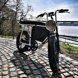 Der riesige Scheinwerfer fällt sofort ins Auge.