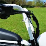 Der Lenker besteht aus zwei Armen. Der typischen  Kabelbaum wird von einer  Hülle gebändigt.