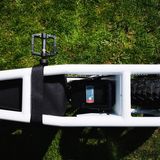 Der Akku kann entnommen werden. Bequemer ist es, ihn eingebaut aufzuladen.