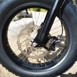 Die gewaltigen Reifen dürften unkaputtbar sein. 