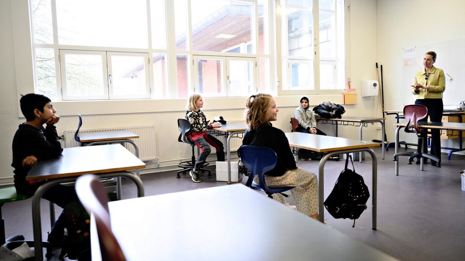 Mette Frederiksen (r.), Premierministerin von Dänemark, spricht zu Schülern zur Wiedereröffnung der Lykkebo-Schule in Kopenhagen Mette Frederiksen (r.), Premierministerin von Dänemark, spricht zu Schülern zur Wiedereröffnung der Lykkebo-Schule in Kopenhagen