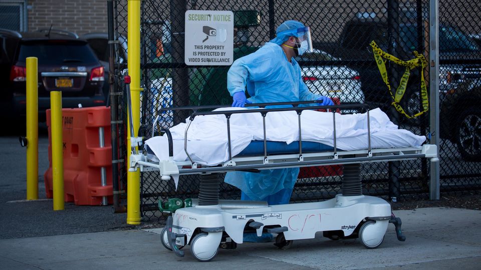 Ein Krankenhaus-Mitarbeiter überführt einen Leichnam in New York