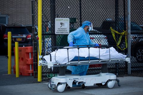 Ein Krankenhaus-Mitarbeiter überführt einen Leichnam in New York