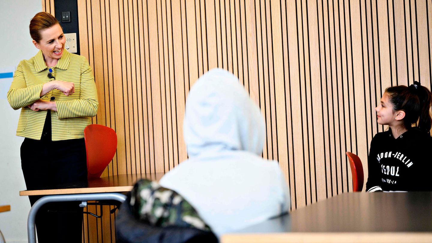 Dänemarks Ministerpräsidentin Mette Frederiksen (l.) spricht mit Schülern in der Lykkebo Schule in Kopenhagen Dänemarks Ministerpräsidentin Mette Frederiksen (l.) spricht mit Schülern in der Lykkebo Schule in Kopenhagen
