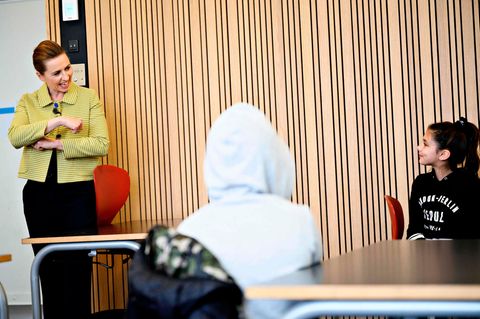 Dänemarks Ministerpräsidentin Mette Frederiksen (l.) spricht mit Schülern in der Lykkebo Schule in Kopenhagen