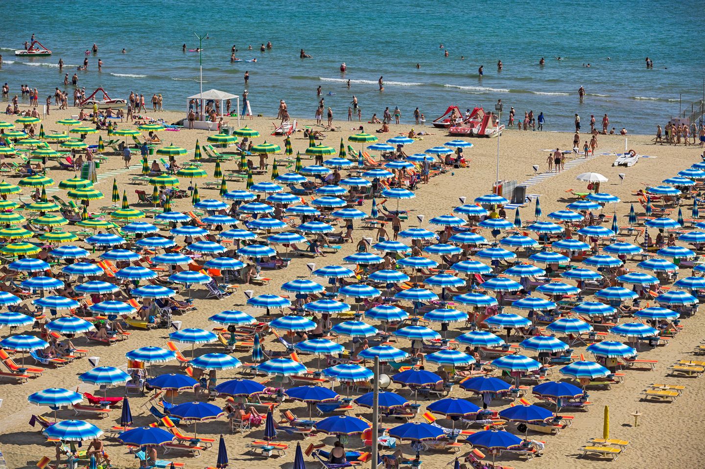 Der Strand der italienischen Badeorte Riccione und Rimini an der Adria. In Italien blühen die Ideen, wie in der Corona-Krise vielleicht die Strandsaison 2020 gerettet werden könnte.