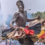 Dieser Mann vertritt mit bau­schigen, bunten Röcken und resolutem Schritt »Sakpata«