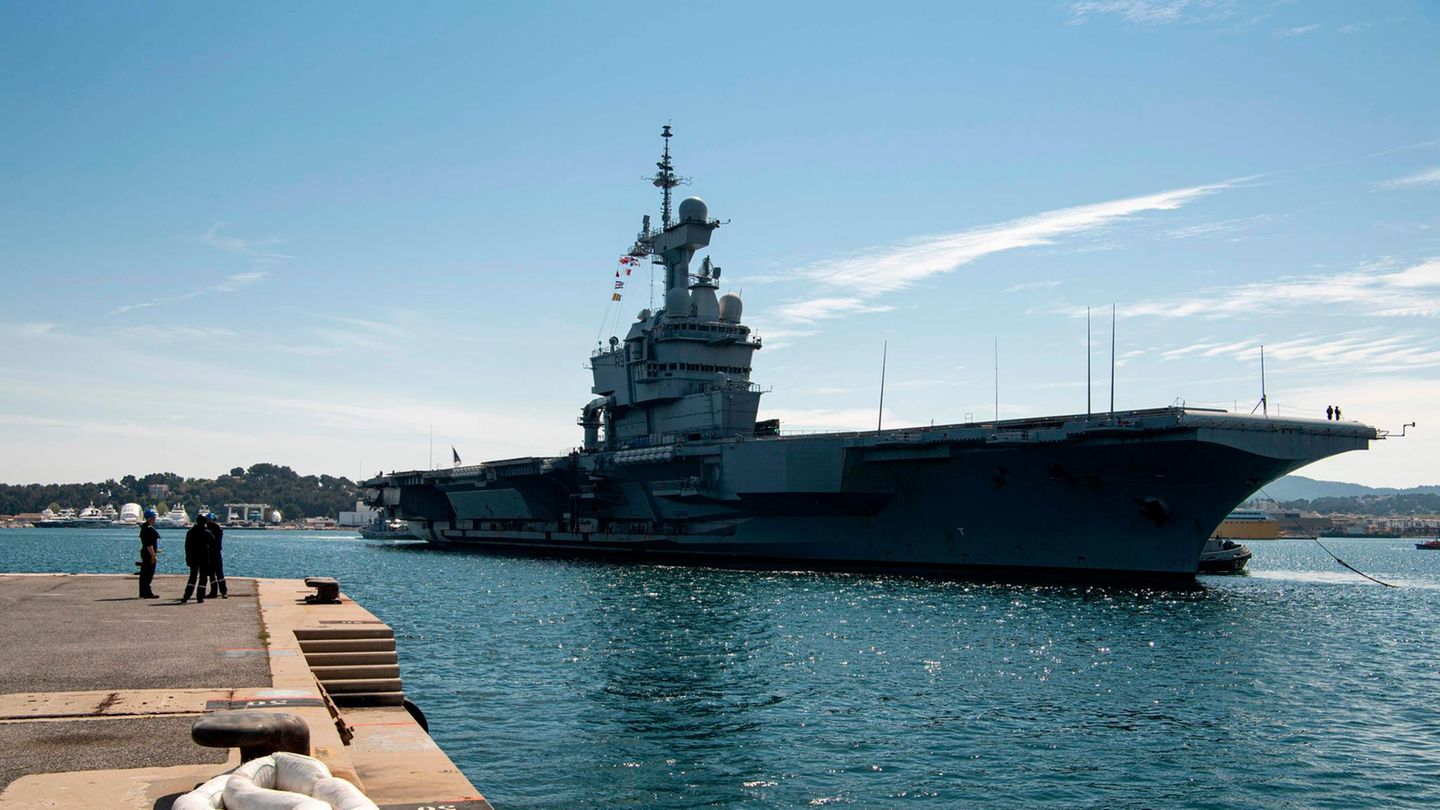 Die "Charles de Gaulle" im Hafen von Toulon