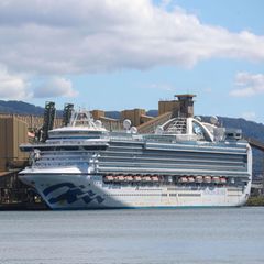 Das Kreuzfahrtschiff "Ruby Princess" liegt im Hafen von Wollongong bei Port Kembla in Australien, südlich von Sydney