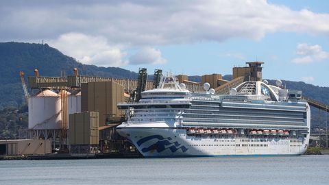 Das Kreuzfahrtschiff "Ruby Princess" liegt im Hafen von Wollongong bei Port Kembla in Australien, südlich von Sydney