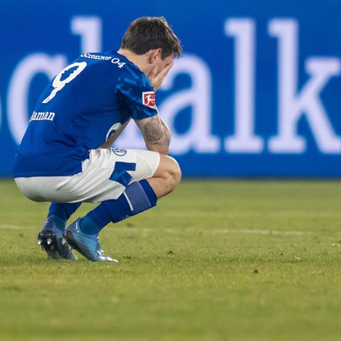 Schalkes Benito Raman hockt nach der 0:5 Heimpleite gegen Leipzig auf dem Rasen