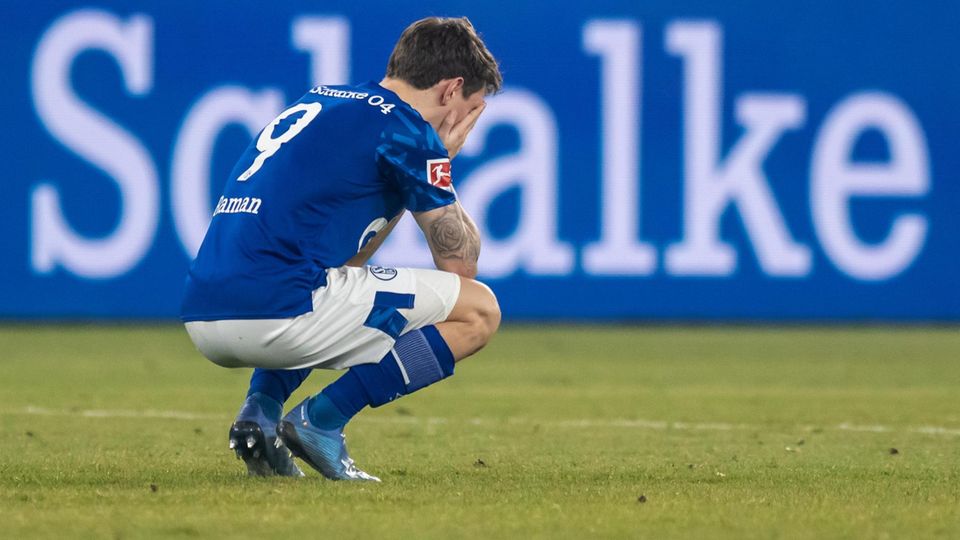 Schalkes Benito Raman hockt nach der 0:5 Heimpleite gegen Leipzig auf dem Rasen