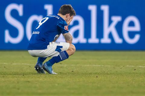 Schalkes Benito Raman hockt nach der 0:5 Heimpleite gegen Leipzig auf dem Rasen