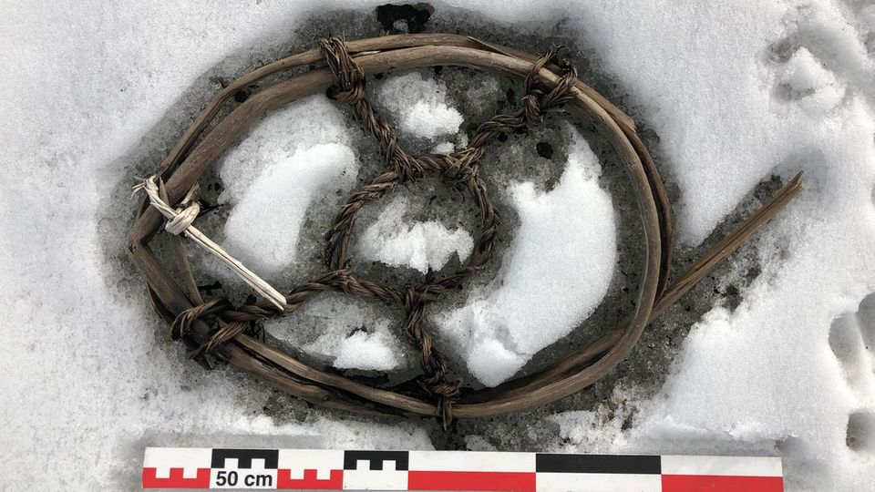 Ein Schneeschuh für Pferde, der auf fast 2000 Metern Höhe auf dem Eis liegend gefunden wurde