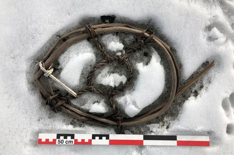 Ein Schneeschuh für Pferde, der auf fast 2000 Metern Höhe auf dem Eis liegend gefunden wurde