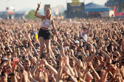 Fans vor der Hauptbühne des Musikfestival "Rock am Ring"