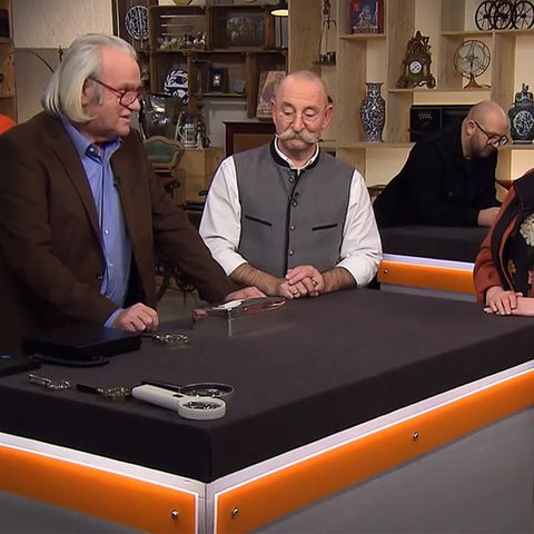 "Bares für Rares"-Experte Albert Maier erklärt Horst Lichter und Verkäuferin Lotti Jungblut die Punzen auf der Silberdose.