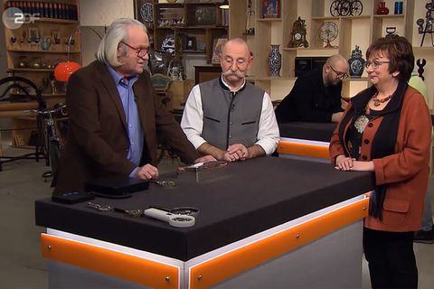 "Bares für Rares"-Experte Albert Maier erklärt Horst Lichter und Verkäuferin Lotti Jungblut die Punzen auf der Silberdose.