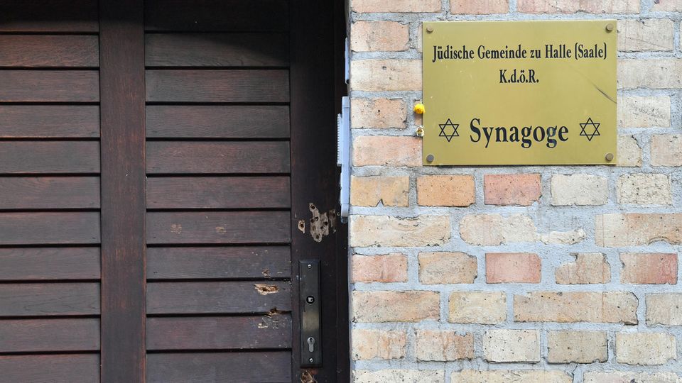 Die Holztür zum Hof der Synagoge hält den Schüssen stand Die Holztür zum Hof der Synagoge hält den Schüssen stand