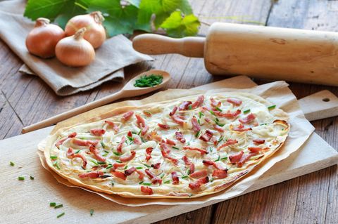 Deftiger Flammkuchen mit Speck und Zwiebeln