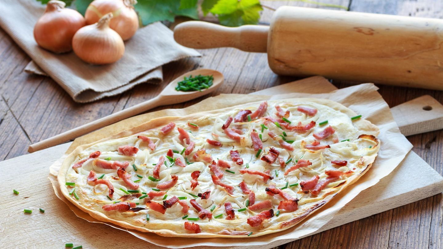 Deftiger Flammkuchen mit Speck und Zwiebeln
