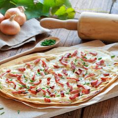 Deftiger Flammkuchen mit Speck und Zwiebeln