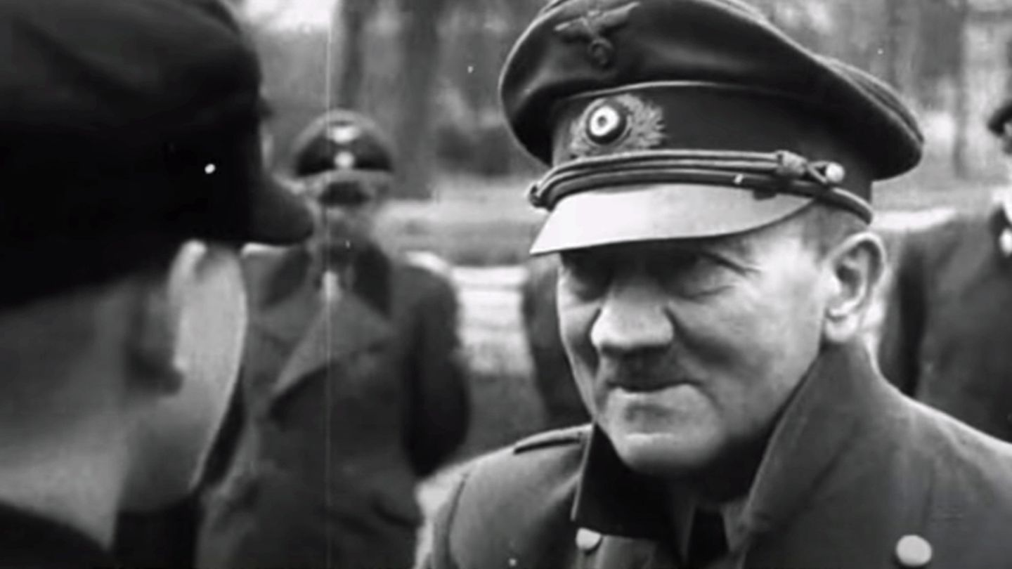 Die Deutsche Wochenschau zeigte wie Hitler die Jungen auszeichnete. Sie zeigte nicht, wie sehr der Diktator an Schüttellähmung litt. Diese Szenen wurden herausgeschnitten.