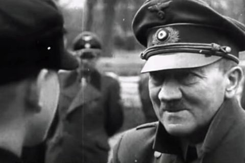 Die Deutsche Wochenschau zeigte wie Hitler die Jungen auszeichnete. Sie zeigte nicht, wie sehr der Diktator an Schüttellähmung litt. Diese Szenen wurden herausgeschnitten.