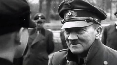 Die Deutsche Wochenschau zeigte wie Hitler die Jungen auszeichnete. Sie zeigte nicht, wie sehr der Diktator an Schüttellähmung litt. Diese Szenen wurden herausgeschnitten.