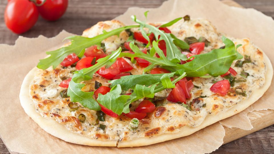 Flammkuchen mit Tomaten und Rucola