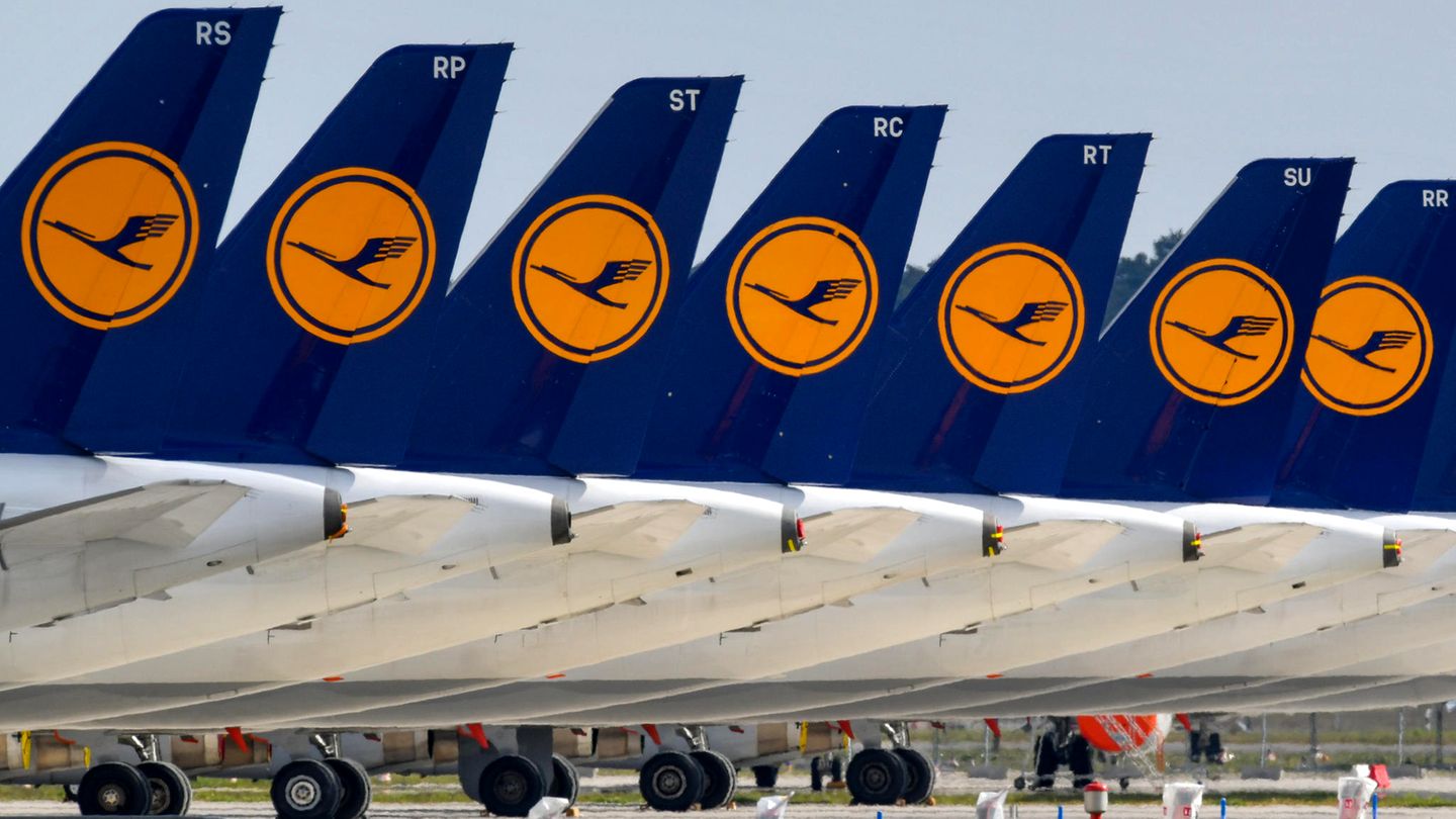 Auf dem Areal des neuen Hauptstadtflughafens Berlin-Brandenburg (BER) hat Lufthansa abseits der Start- und Landebahn einen Teil ihrer Airbus A320-Flotte abgestellt.