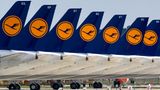 Auf dem Areal des neuen Hauptstadtflughafens Berlin-Brandenburg (BER) hat Lufthansa abseits der Start- und Landebahn einen Teil ihrer Airbus A320-Flotte abgestellt.