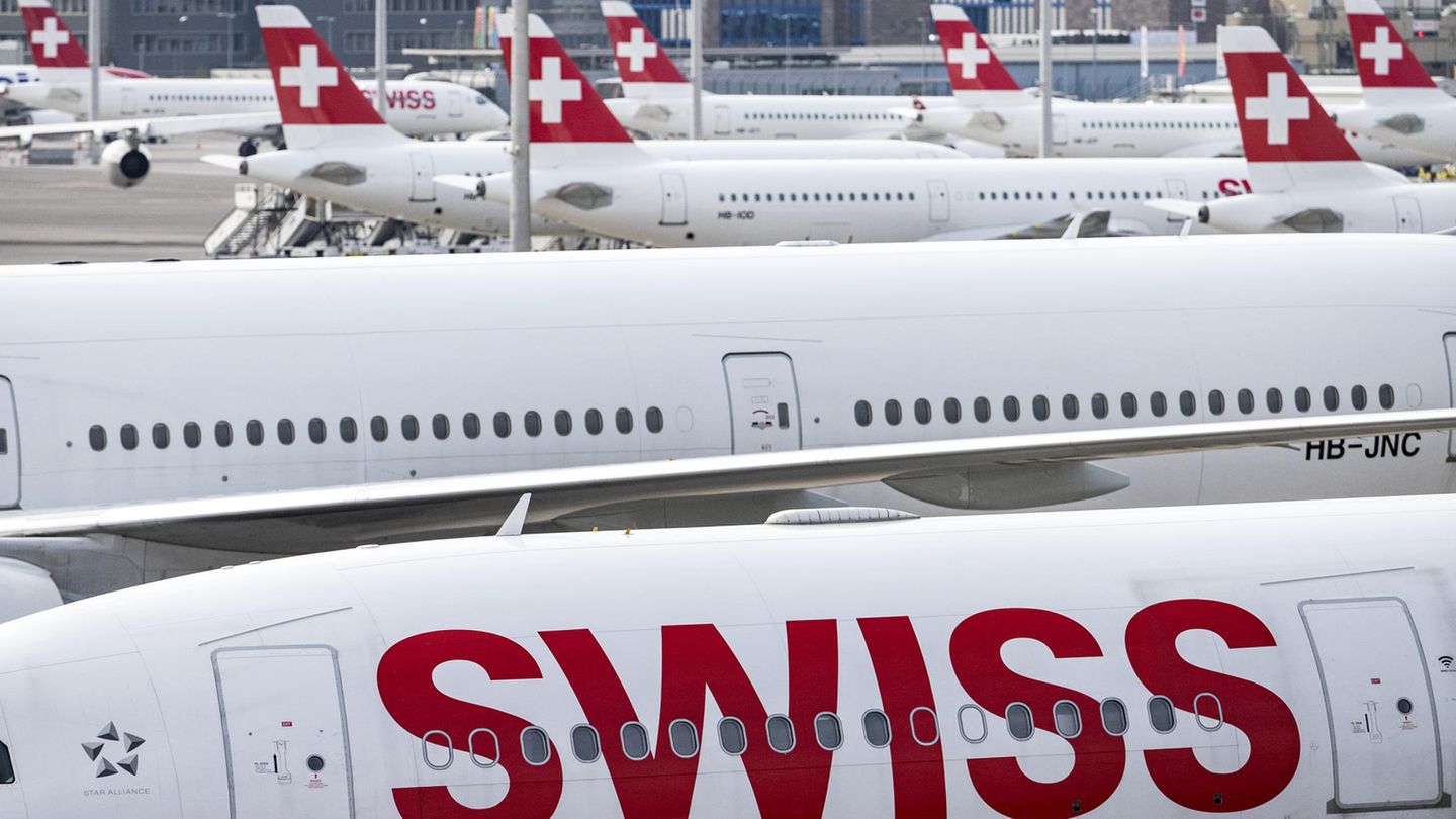 Auch die Swiss hat ihren Flugbetrieb auf ein Minimum reduziert und fliegt auf Langstrecke nur noch dreimal pro Woche nach New York Newark. Neben dem Flughafen Zürich stehen einige der übrigen Jets auch auf dem benachbarten Militärflugplatz Dübendorf bei Zürich..