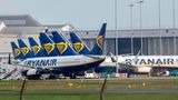 Die größte Flotte mit mehr als 280 Flugzeugen vom Typ Boeing 737 in Europa betreibt Ryanair. Hier stehen einige Exemplare auf dem Gelände des Flughafens Dublin, wo der Billigflieger seinen Hauptsitz hat.