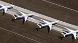 Auf der gesperrten Landebahn Nordwest des Flughafens Frankfurt parken diverse Langstreckenjets vom Typ A340-300 und A330-300 der Lufthansa. Alle 17 Airbus A340-600 der Airline werden nach Teruel in Spanien geflogen und dort abgestellt. "Der Einsatz dieser Flugzeuge im regulären Liniendienst ist mindestens für die kommenden ein- bis eineinhalb Jahre nicht vorgesehen", heißt es in einer Pressemitteilung.